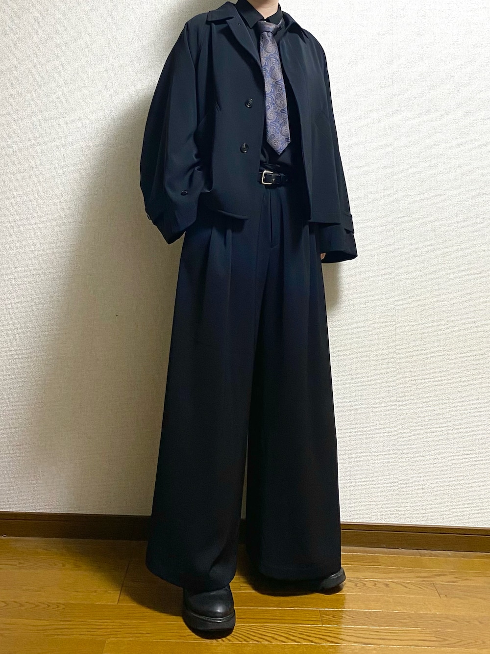 ブラック系のブルゾン、ブラック系のシャツ/ブラウス、ブラック系のスラックスを着用したメンズの冬コーディネートの2枚目の写真