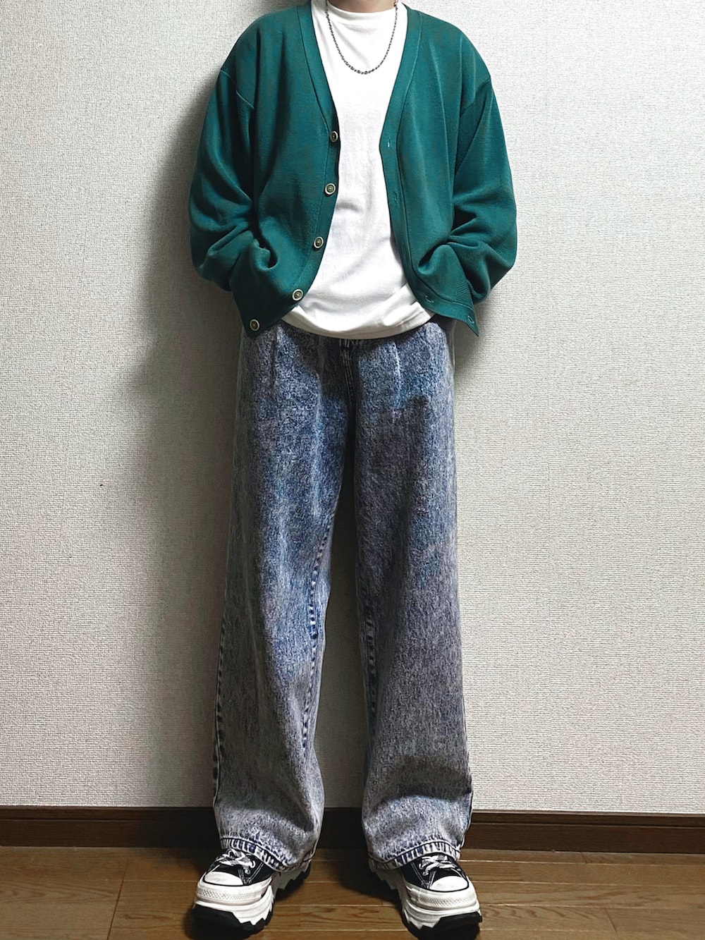 「似合うラボに行こう、春服、メンズコーデ、カジュアルコーデ、アースカラー、カーディガン、デニム、adrer、RAGEBLUE、かっこかわいい、緑×青、コンバース、厚底スニーカー、メンズ春コーデ、春コーデ」｜「RAGEBLUEのミラノリブニットカーディガン（カーディガン/ボレロ、グリーン系）」を使った、Taiさん（メンズ・175cm）の冬コーディネートの3枚目の写真