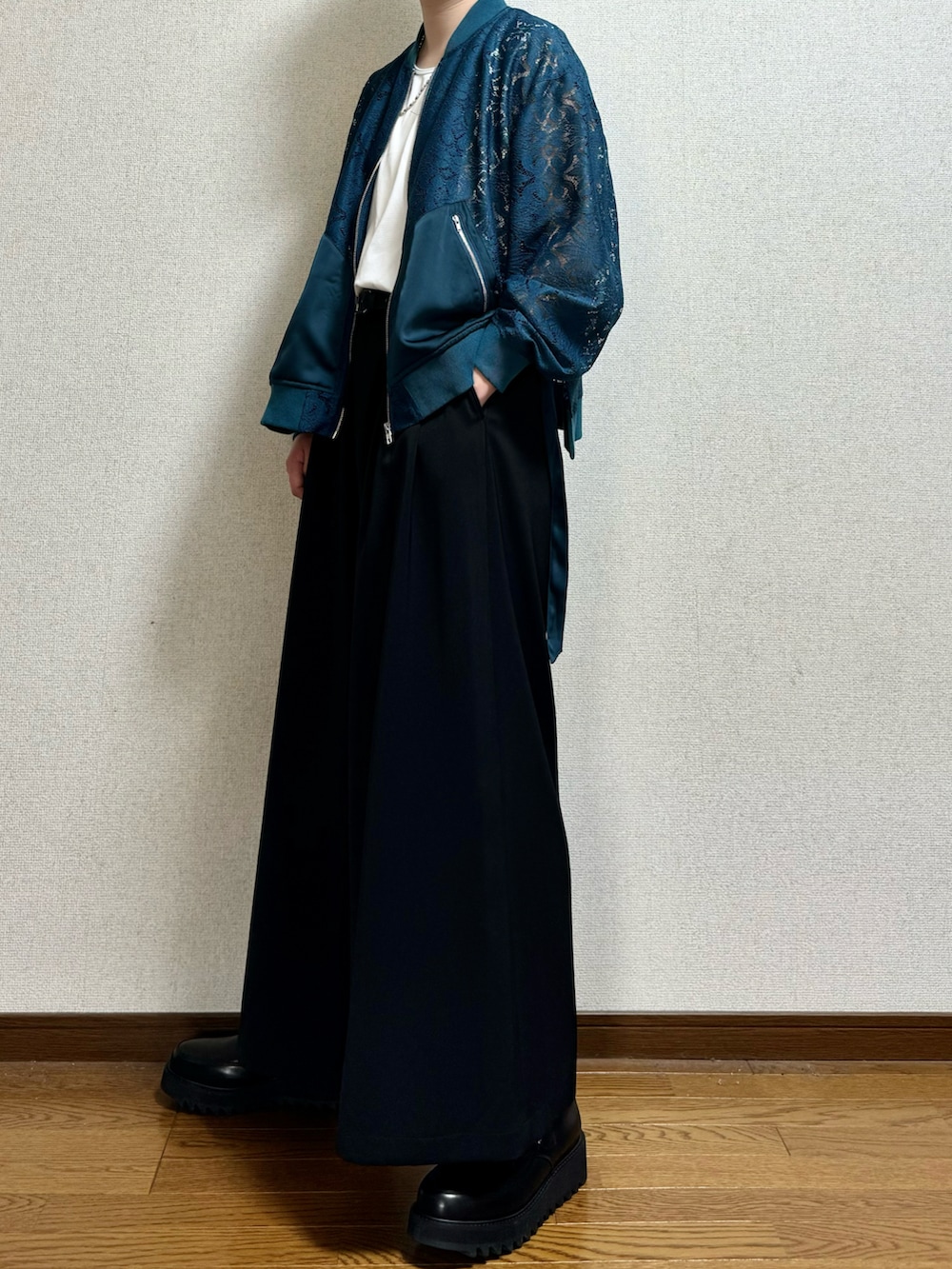 ブラック系のスラックス、ブラック系のドレスシューズ、ブルー系のブルゾンを着用したメンズの春コーディネートの2枚目の写真