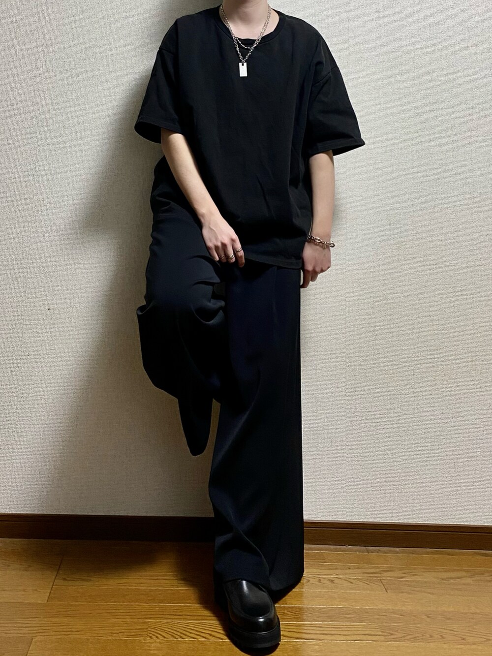 ブラック系のTシャツ/カットソー、ブラック系のスラックス、ブラック系のドレスシューズを着用したメンズの春コーディネートの2枚目の写真