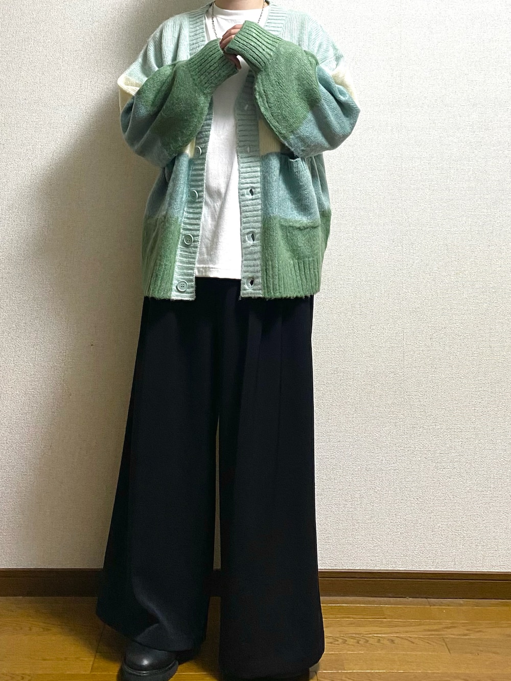 「ゆるコーデ、カーディガン、ONCILY、カワイイ系男子、グリーン、カジュアル、メンズファッション、メンズコーデ、春コーデ、ゆるふわ、通学コーデ、大学生、デートコーデ、アースカラー、かわいい系」｜「ADRERのextra quality wide sleeve long-T/エクストラクオリティワイドスリーブロンT（Tシャツ/カットソー、ホワイト系）」を使った、Taiさん（メンズ・175cm）の春コーディネートの3枚目の写真