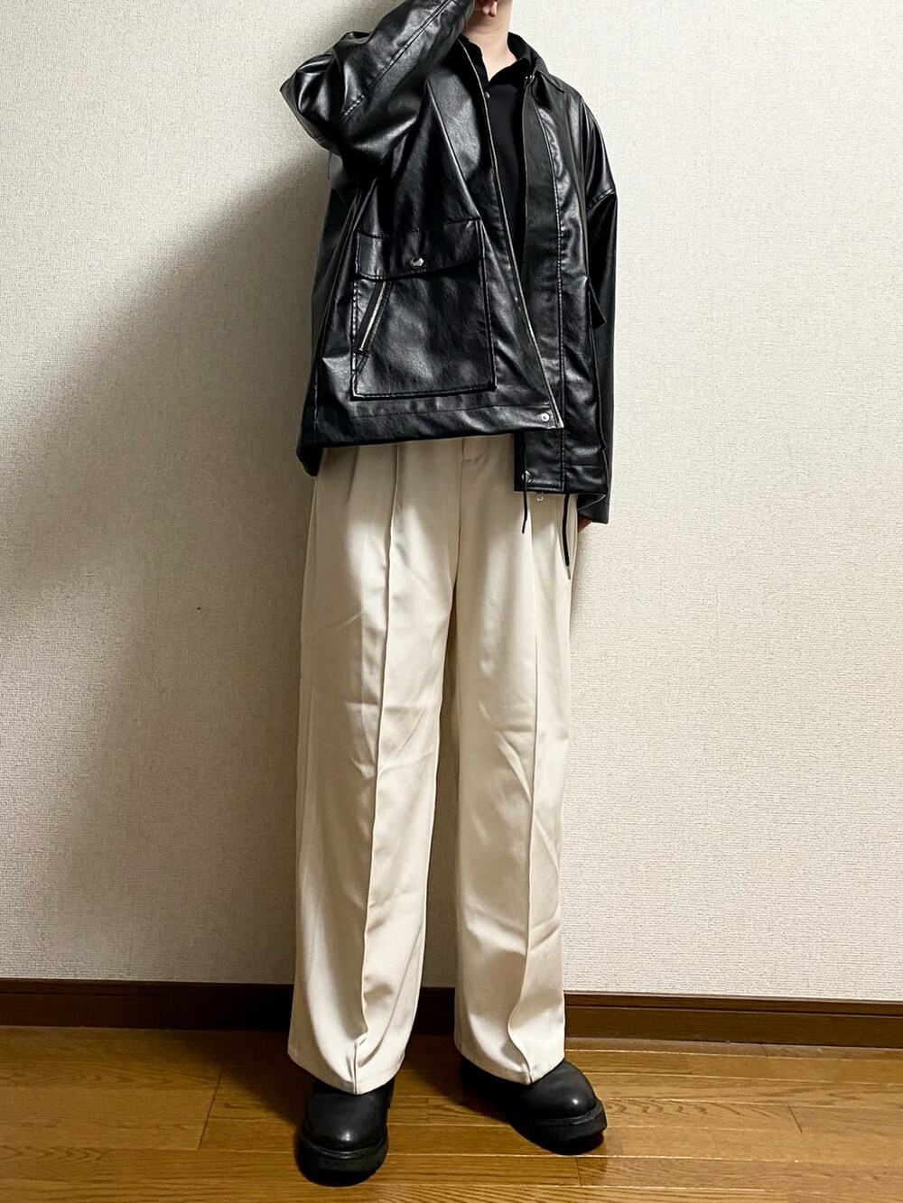 ホワイト系のスラックス、ブラック系のブルゾン、ブラック系のシャツ/ブラウスを着用したメンズの春コーディネートの4枚目の写真