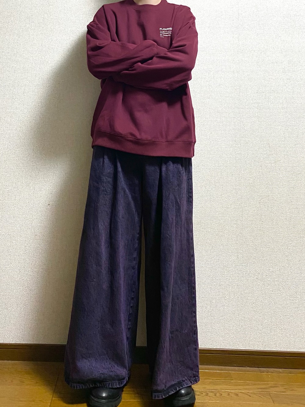 パープル系のデニムパンツ、レッド系のスウェットを着用したメンズの春コーディネートの3枚目の写真