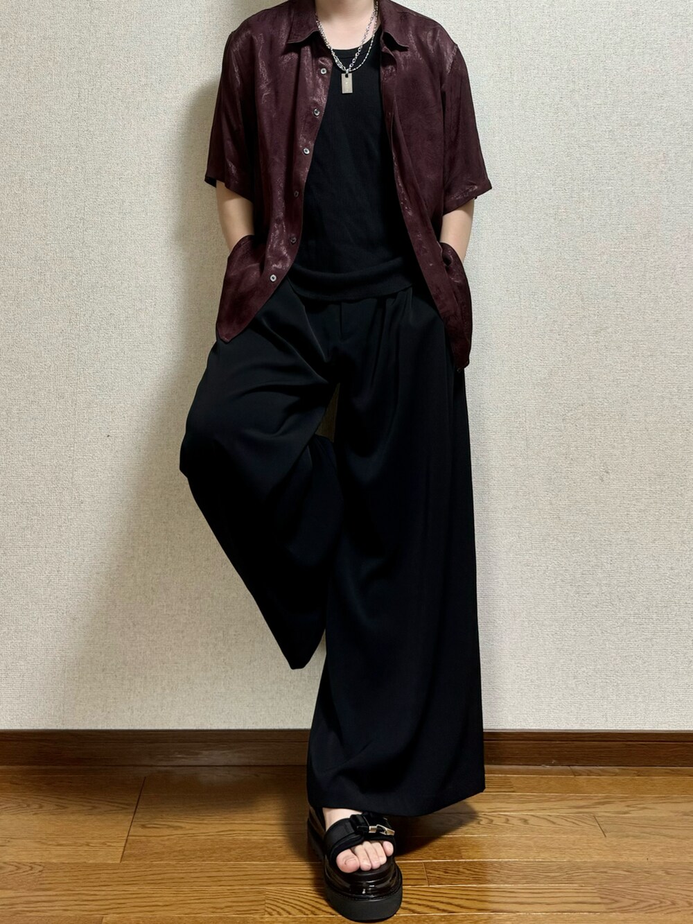 ブラック系のサンダル、ブラック系のスラックス、ブラウン系のシャツ/ブラウスを着用したメンズの春コーディネートの3枚目の写真