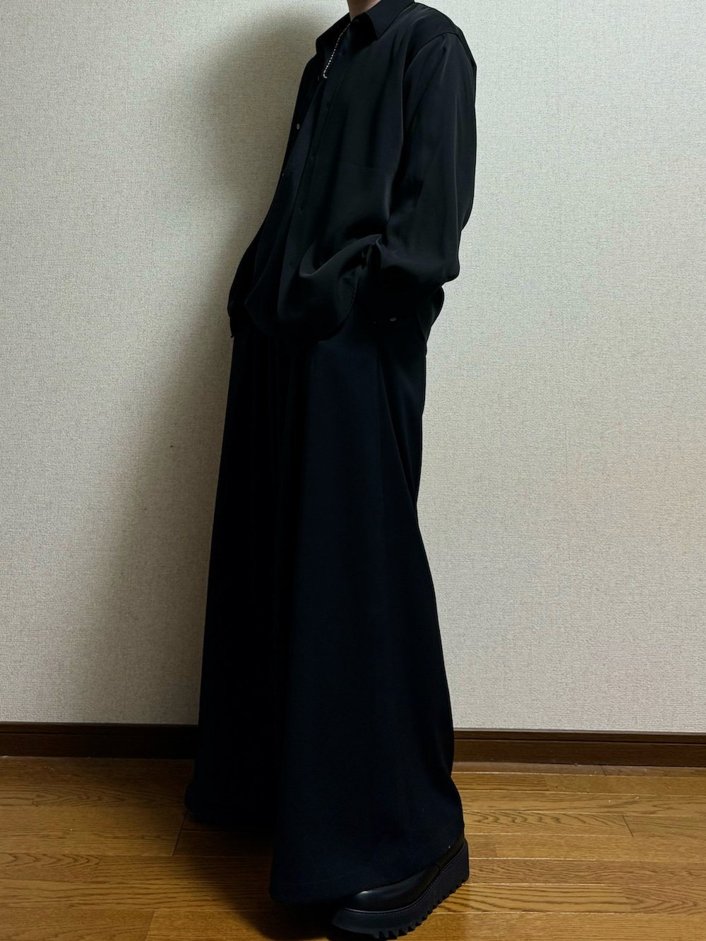 ブラック系のシャツ/ブラウス、ブラック系のTシャツ/カットソー、ブラック系のスラックスを着用したメンズの春コーディネートの2枚目の写真