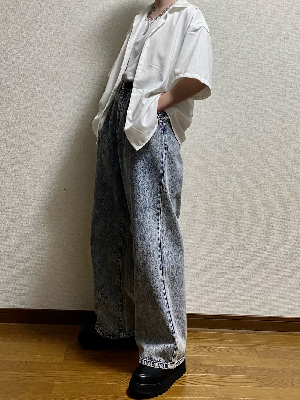 ホワイト系のシャツ/ブラウス、ブルー系のデニムパンツ、ブラック系のドレスシューズを着用したメンズの春コーディネートの4枚目の写真