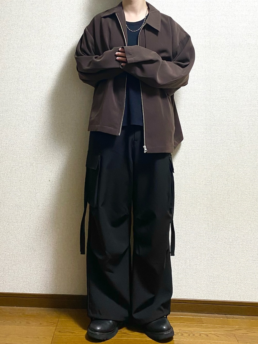 ブラック系のカーゴパンツ、ブラウン系のブルゾン、その他のその他を着用したメンズの春コーディネートの3枚目の写真