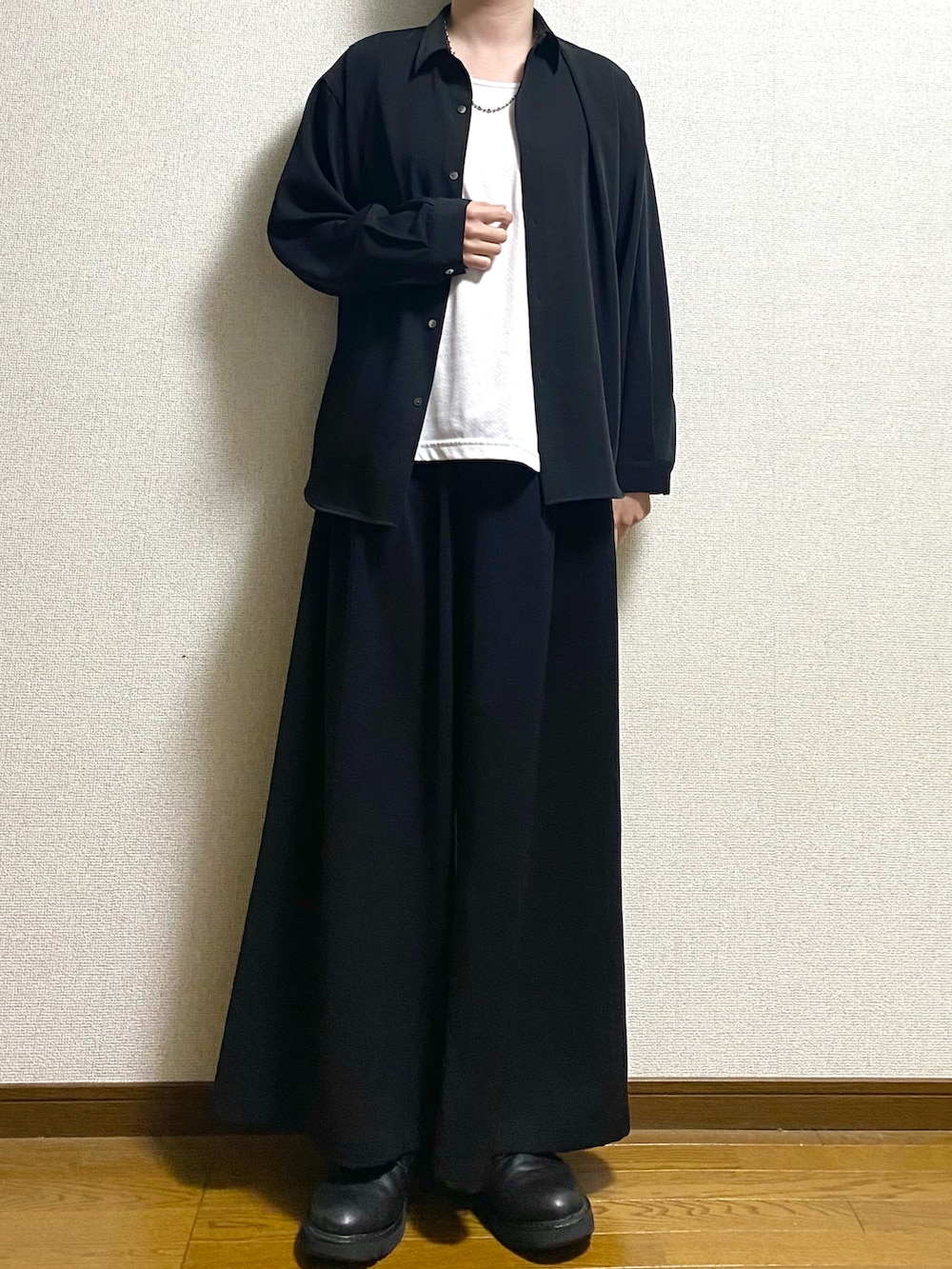 ブラック系のスラックス、ブラック系のシャツ/ブラウスを着用したメンズの春コーディネートの2枚目の写真