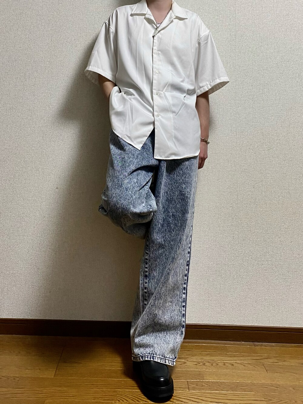 ホワイト系のシャツ/ブラウス、ブルー系のデニムパンツ、ブラック系のドレスシューズを着用したメンズの春コーディネートの3枚目の写真