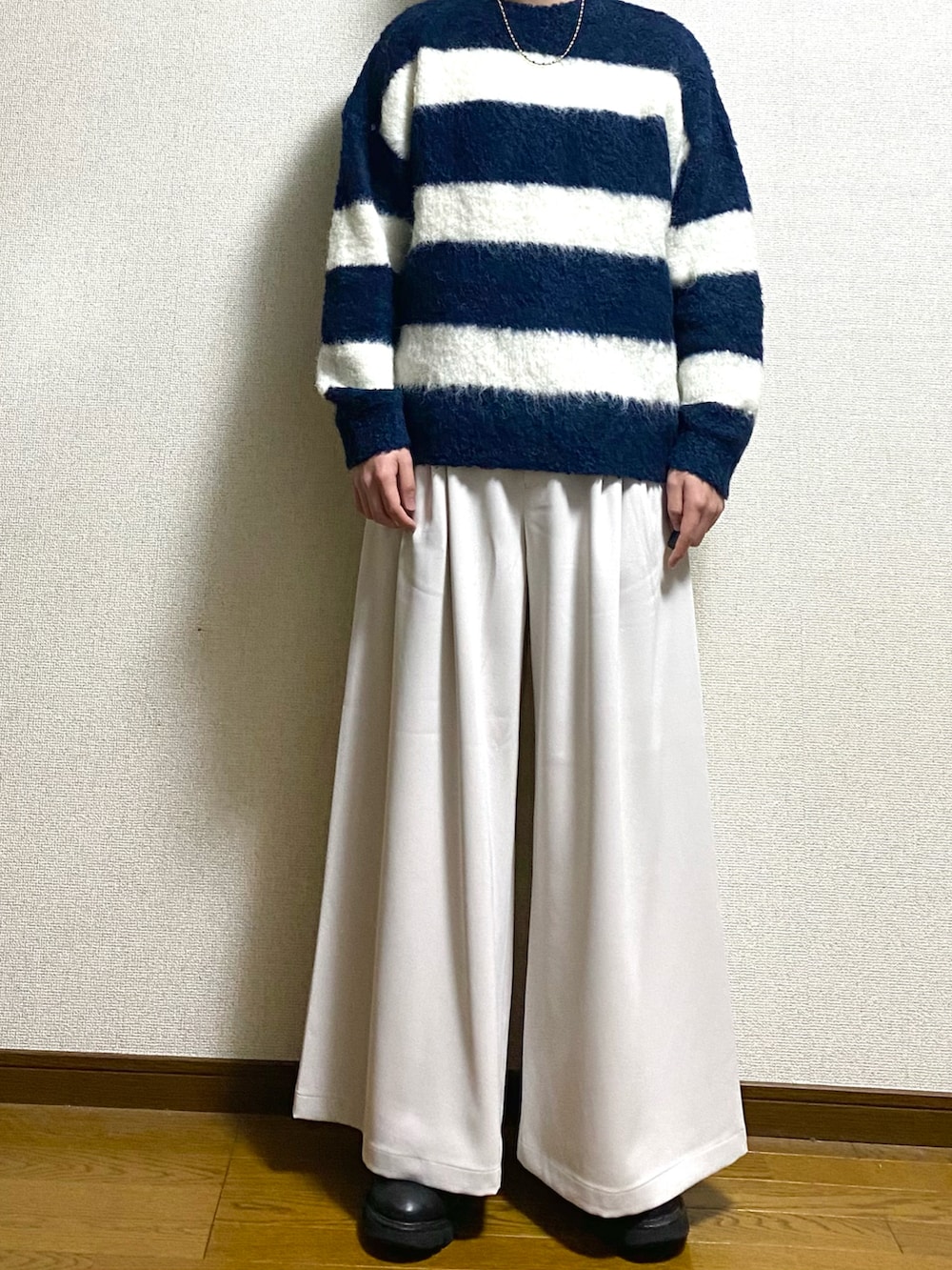 「春のおしゃ見えテクニック、ニット、ボーダーニット、ワイドパンツ、カワイイ系男子、春コーデ、メンズファッション、メンズコーデ、大学生コーデ、メンズ春コーデ、きれいめカジュアル、ゆるふわコーデ、ONCILY、HARE、革靴」｜「ONCILYのSHAGGY MELANGE BORDER KNIT / シャギーメランジボーダーニット（ニット/セーター、ブルー系）」を使った、Taiさん（メンズ・175cm）の春コーディネートの2枚目の写真