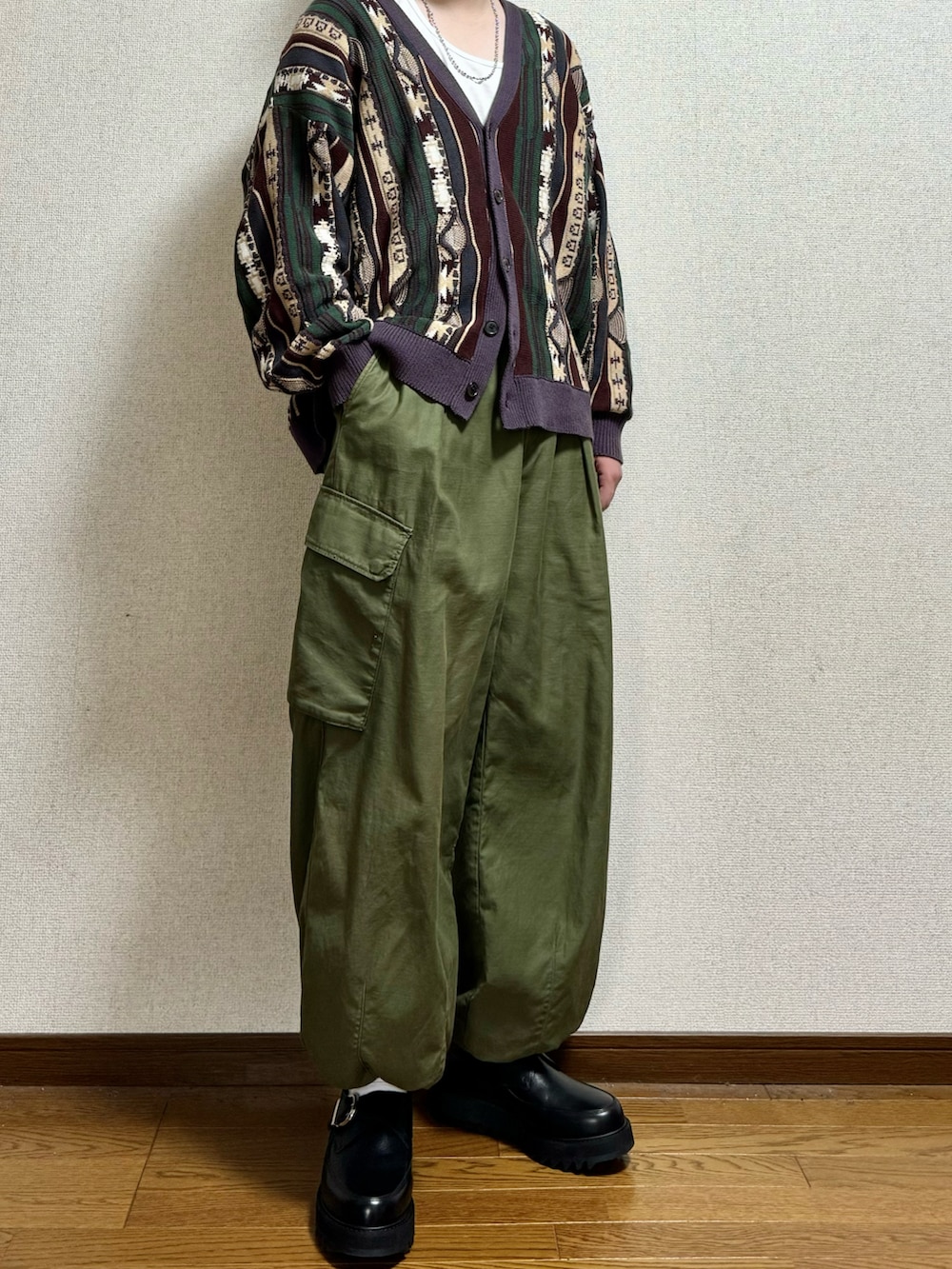 ブラック系のドレスシューズ、グリーン系のカーゴパンツ、グリーン系のカーディガン/ボレロを着用したメンズの春コーディネートの3枚目の写真