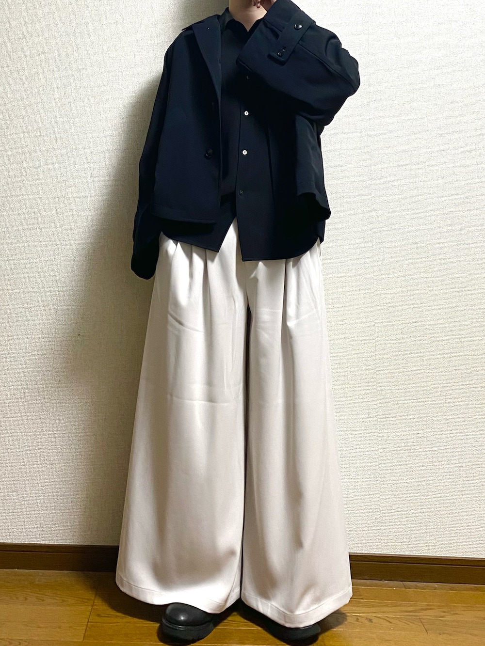 ブラック系のシャツ/ブラウス、ホワイト系のスラックス、ブラック系のブルゾンを着用したメンズの春コーディネートの3枚目の写真