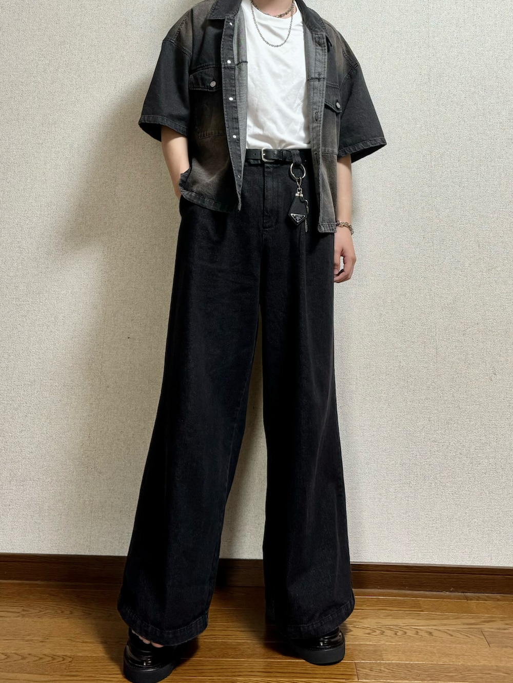 ブラック系のシャツ/ブラウス、ホワイト系のTシャツ/カットソー、ブラック系のデニムパンツを着用したメンズの春コーディネートの2枚目の写真