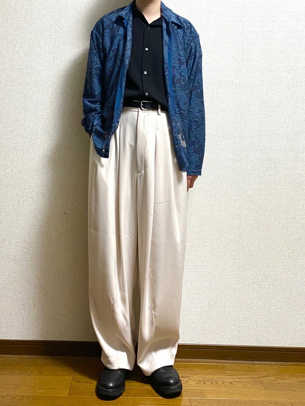 ホワイト系のスラックス、ブラック系のシャツ/ブラウス、ブルー系のシャツ/ブラウスを着用したメンズの春コーディネートの2枚目の写真