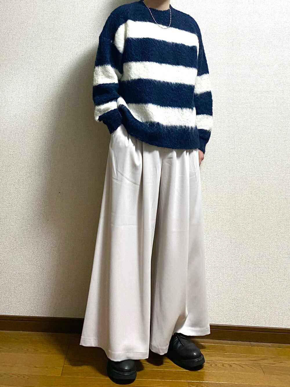 「春のおしゃ見えテクニック、ニット、ボーダーニット、ワイドパンツ、カワイイ系男子、春コーデ、メンズファッション、メンズコーデ、大学生コーデ、メンズ春コーデ、きれいめカジュアル、ゆるふわコーデ、ONCILY、HARE、革靴」｜「ONCILYのSHAGGY MELANGE BORDER KNIT / シャギーメランジボーダーニット（ニット/セーター、ブルー系）」を使った、Taiさん（メンズ・175cm）の春コーディネートの3枚目の写真