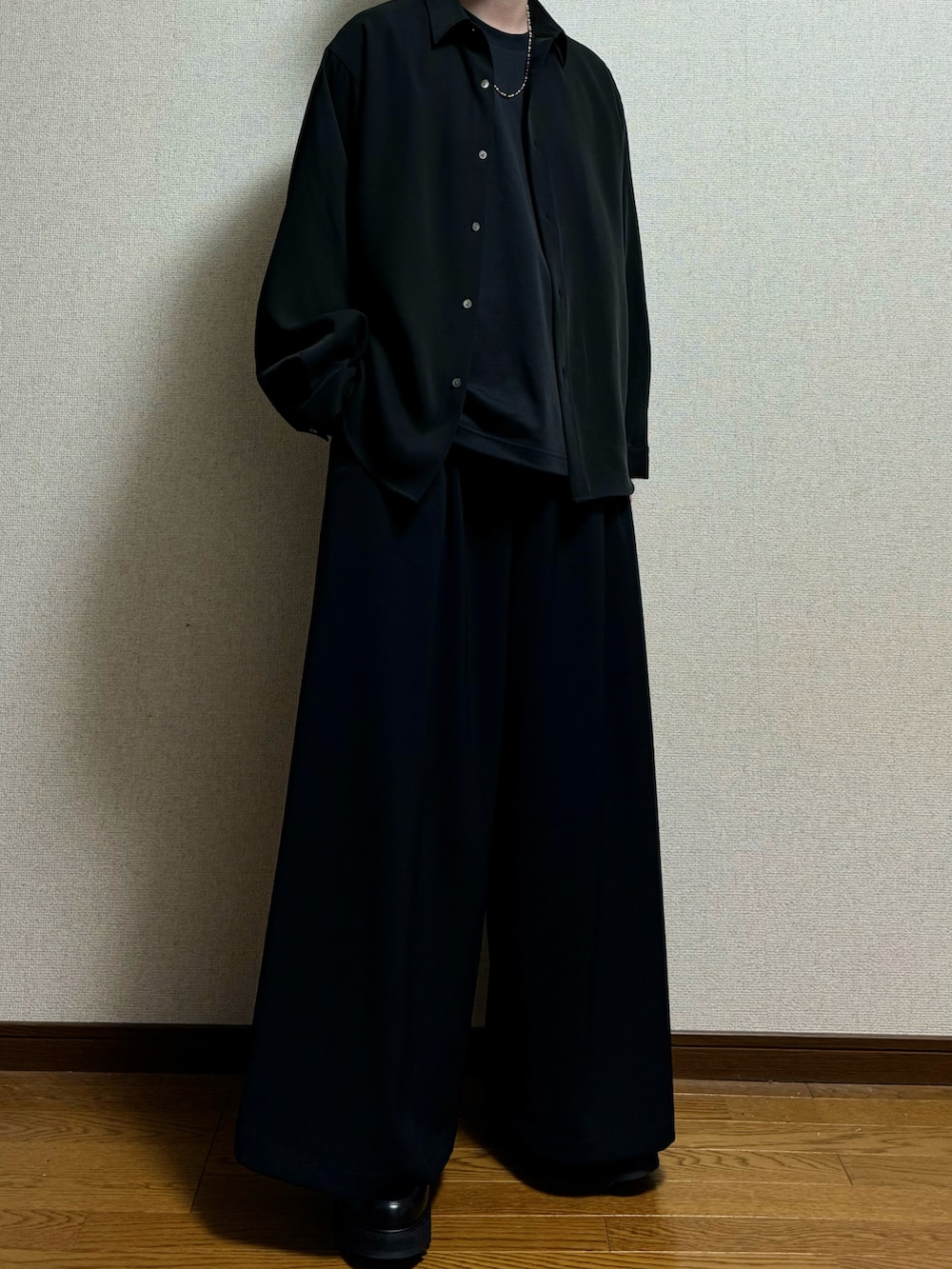 ブラック系のシャツ/ブラウス、ブラック系のTシャツ/カットソー、ブラック系のスラックスを着用したメンズの春コーディネートの3枚目の写真