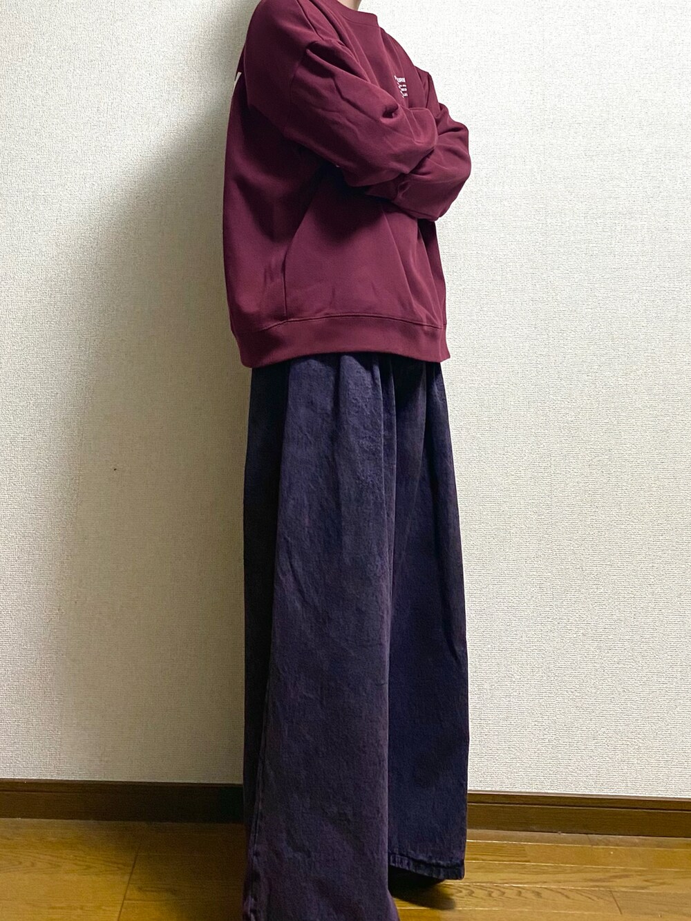 パープル系のデニムパンツ、レッド系のスウェットを着用したメンズの春コーディネートの4枚目の写真