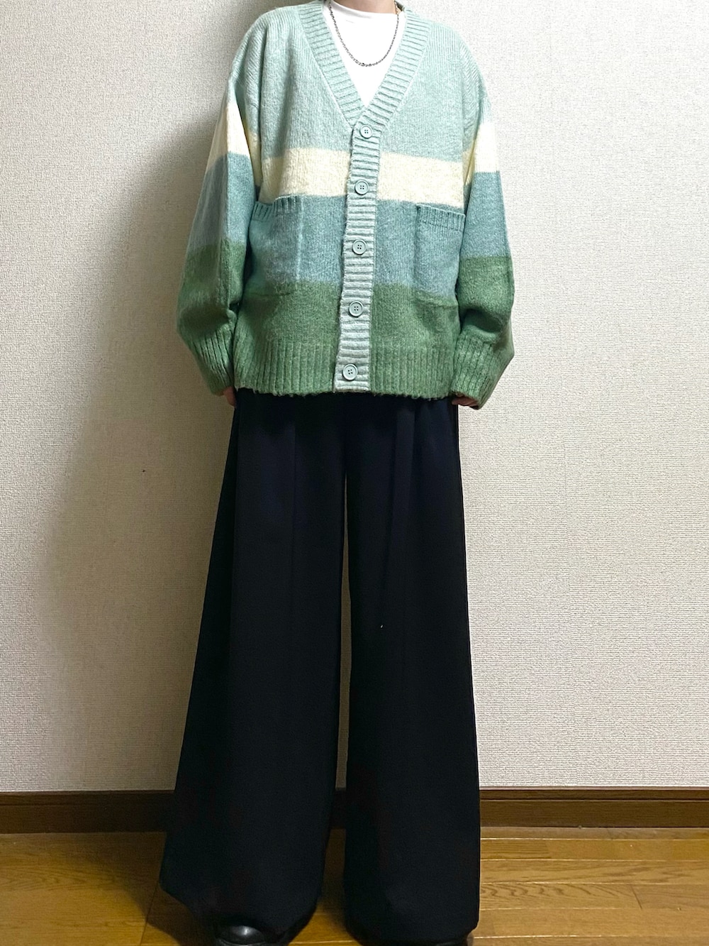 「ゆるコーデ、カーディガン、ONCILY、カワイイ系男子、グリーン、カジュアル、メンズファッション、メンズコーデ、春コーデ、ゆるふわ、通学コーデ、大学生、デートコーデ、アースカラー、かわいい系」｜「ADRERのextra quality wide sleeve long-T/エクストラクオリティワイドスリーブロンT（Tシャツ/カットソー、ホワイト系）」を使った、Taiさん（メンズ・175cm）の春コーディネートの2枚目の写真