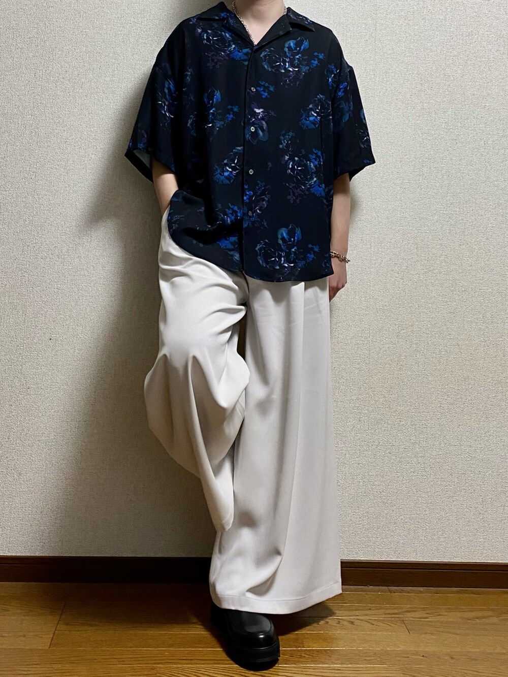 ブラック系のシャツ/ブラウス、ホワイト系のスラックス、ブラック系のドレスシューズを着用したメンズの春コーディネートの2枚目の写真