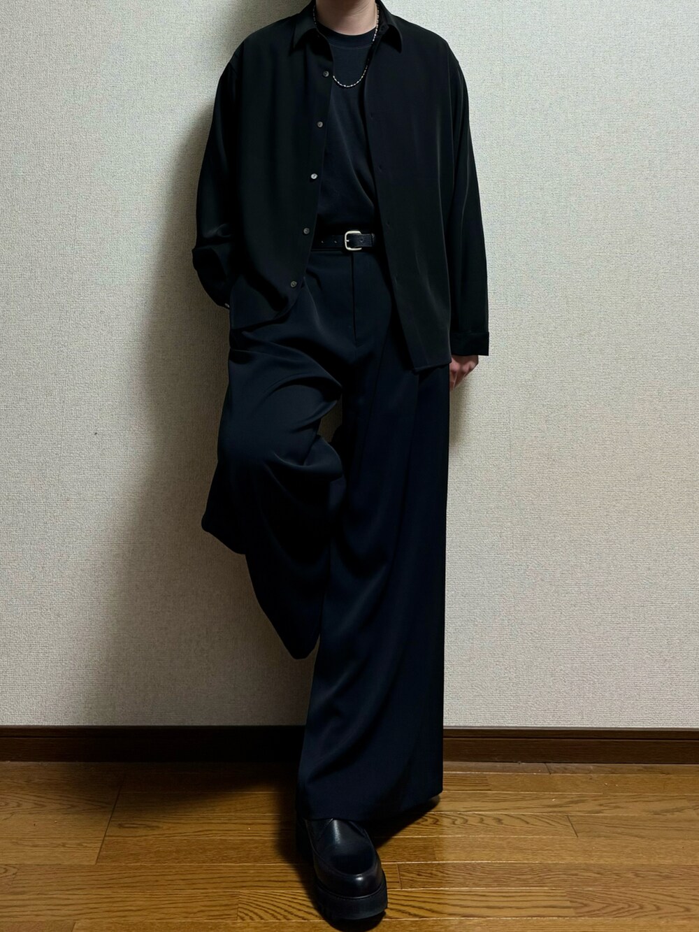 ブラック系のシャツ/ブラウス、ブラック系のTシャツ/カットソー、ブラック系のスラックスを着用したメンズの春コーディネートの4枚目の写真