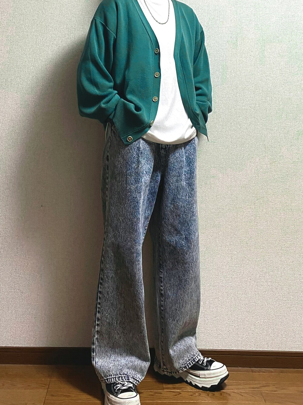 「似合うラボに行こう、春服、メンズコーデ、カジュアルコーデ、アースカラー、カーディガン、デニム、adrer、RAGEBLUE、かっこかわいい、緑×青、コンバース、厚底スニーカー、メンズ春コーデ、春コーデ」｜「RAGEBLUEのミラノリブニットカーディガン（カーディガン/ボレロ、グリーン系）」を使った、Taiさん（メンズ・175cm）の冬コーディネートの2枚目の写真