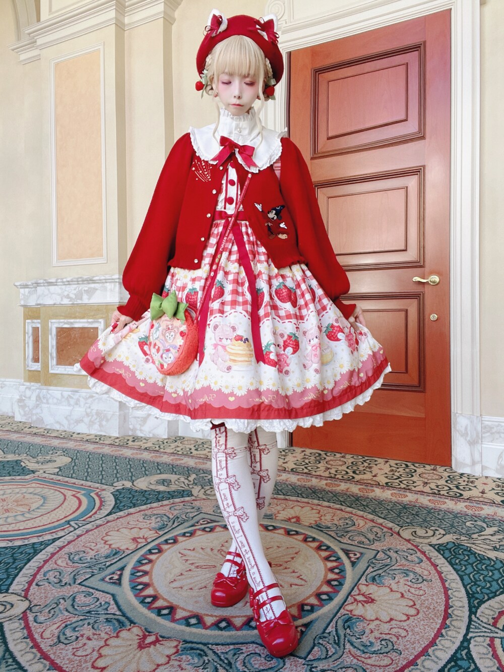 レッド系のカーディガン/ボレロ、レッド系のワンピース、レッド系のパンプスを着用したレディースの春コーディネートの2枚目の写真