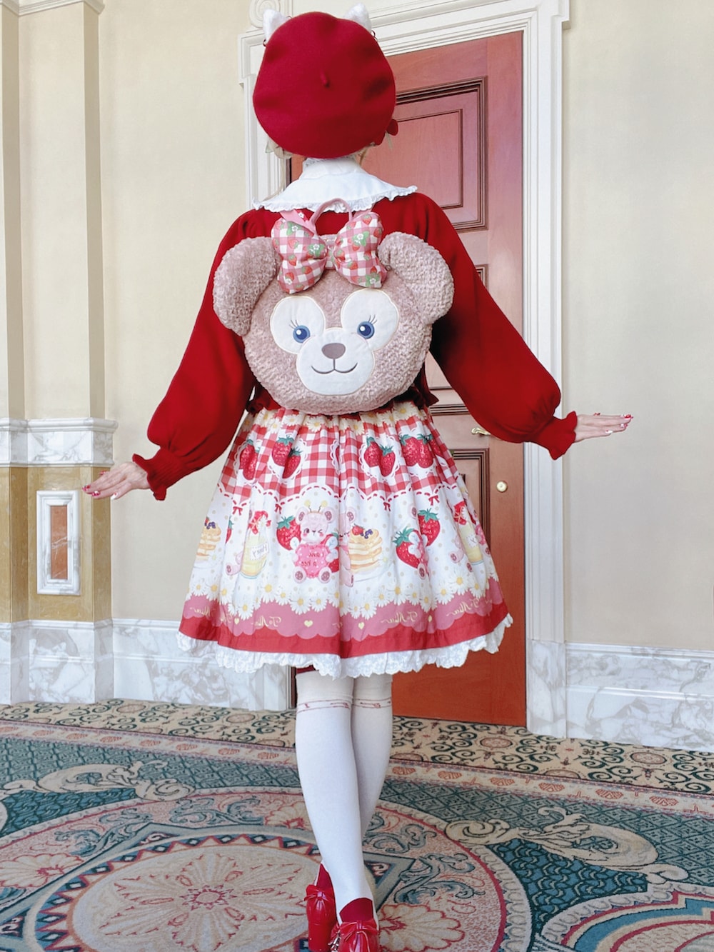 レッド系のカーディガン/ボレロ、レッド系のワンピース、レッド系のパンプスを着用したレディースの春コーディネートの3枚目の写真