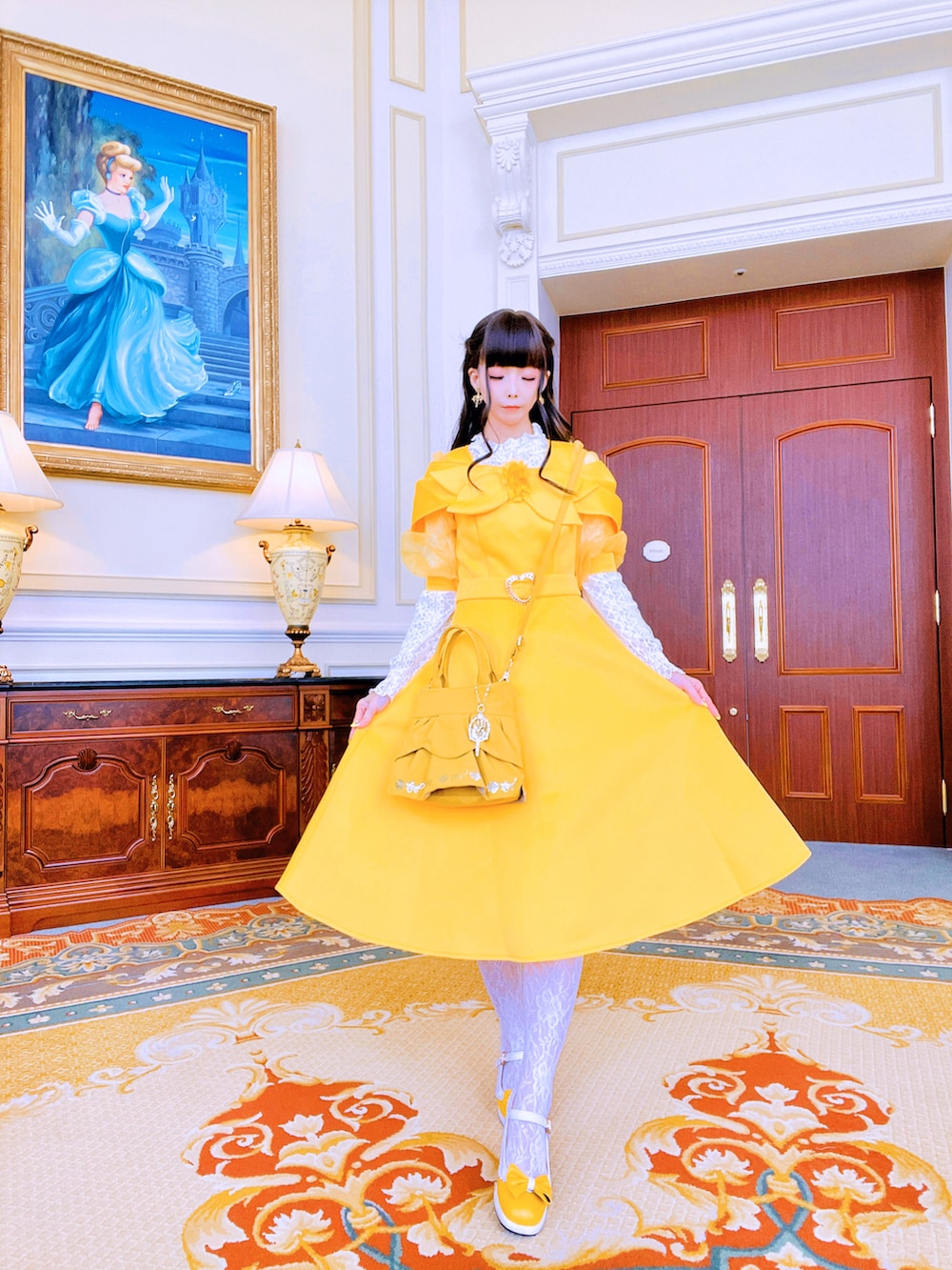 イエロー系のショルダーバッグ、ホワイト系のソックス/靴下、ホワイト系のファッション雑貨を着用したレディースの冬コーディネートの2枚目の写真