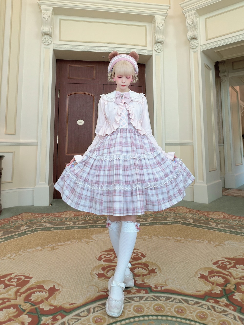 ピンク系のジャケット/アウター、ピンク系のショルダーバッグ、ピンク系のジャンパースカートを着用したレディースの冬コーディネートの3枚目の写真