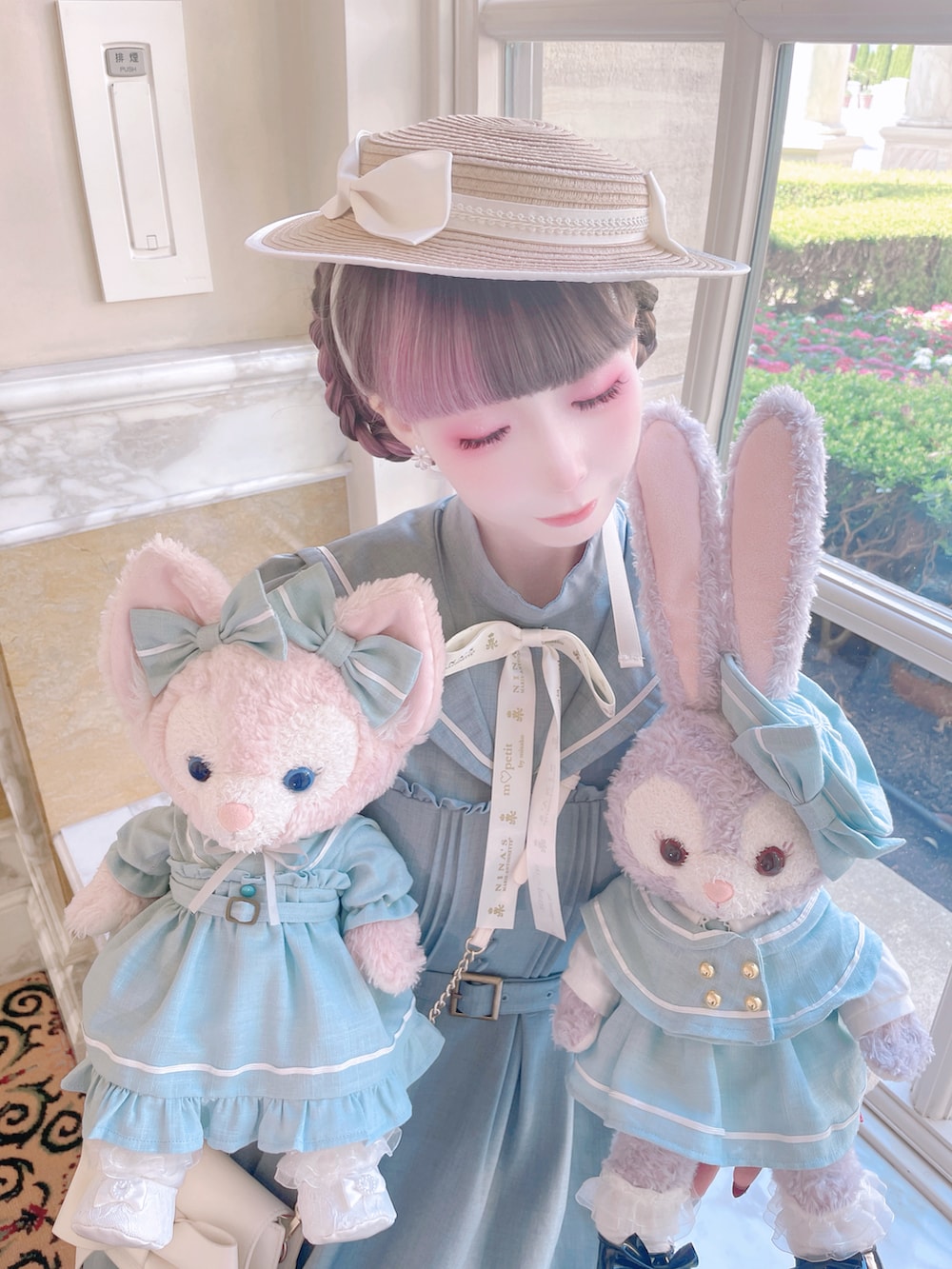 ブルー系のワンピース、ホワイト系のスニーカーを着用したレディースの夏コーディネートの2枚目の写真