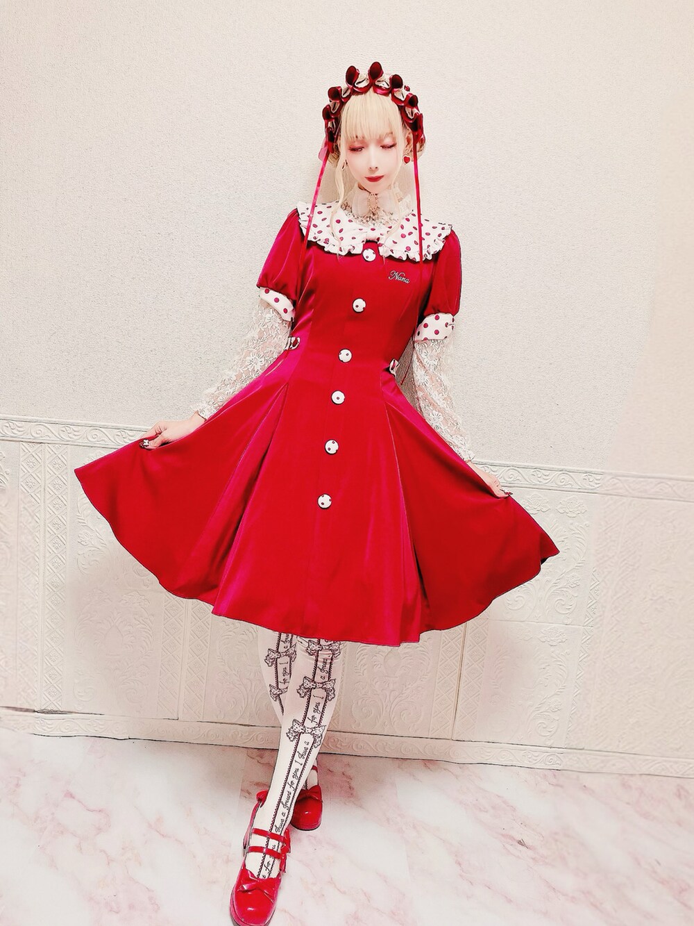 レッド系のチェスターコート、レッド系のパンプスを着用したレディースの冬コーディネートの2枚目の写真