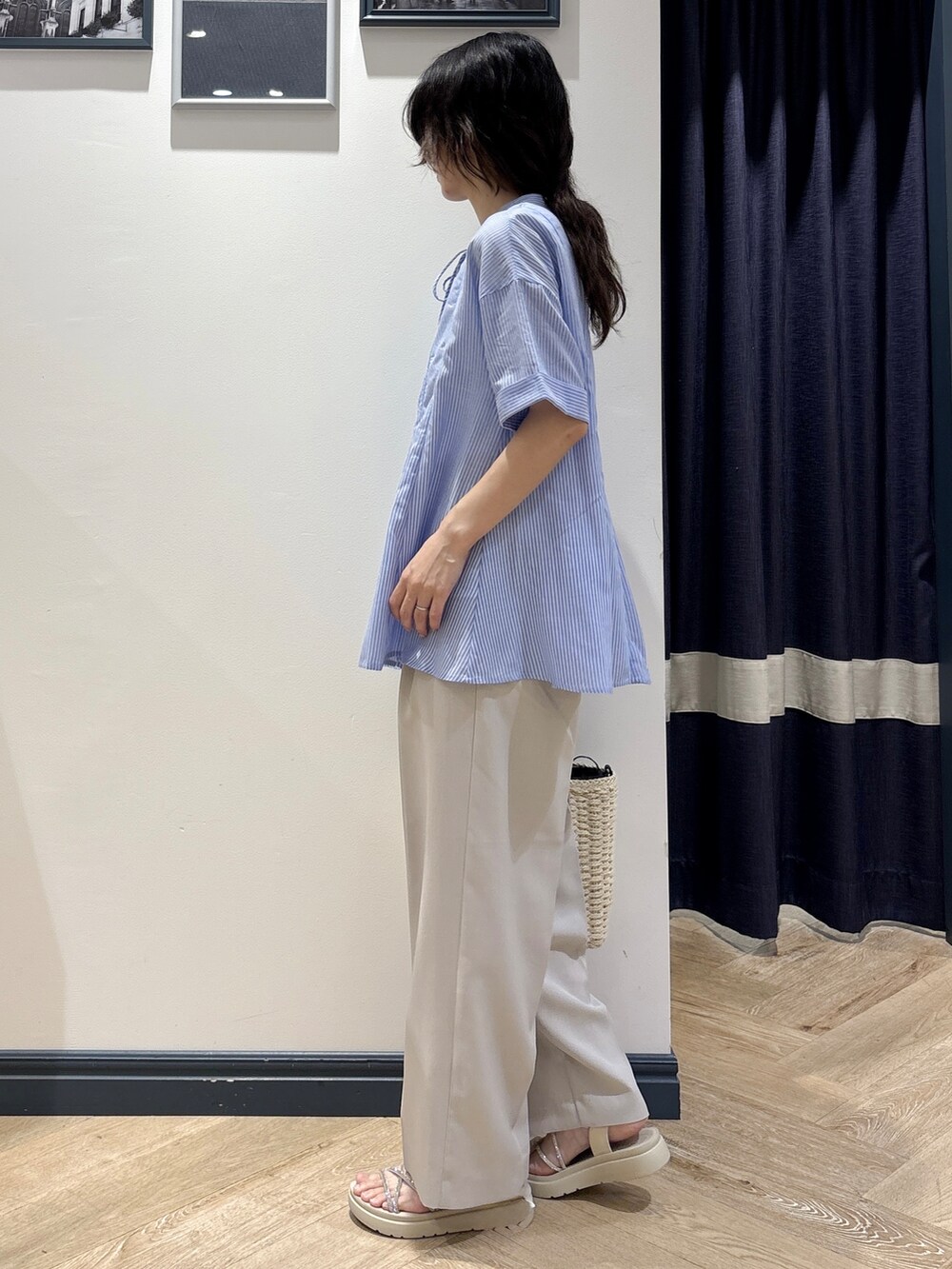 ブルー系のシャツ/ブラウス、ベージュ系のその他パンツ、ホワイト系のトートバッグを着用したレディースの夏コーディネートの2枚目の写真