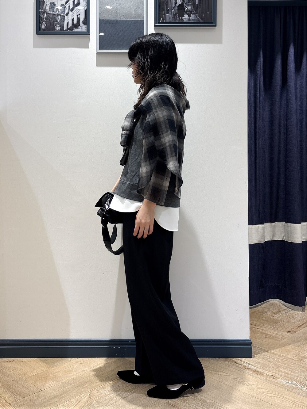ブラック系のシャツ/ブラウス、ブラック系のその他パンツ、ブラック系のショルダーバッグを着用したレディースの夏コーディネートの2枚目の写真