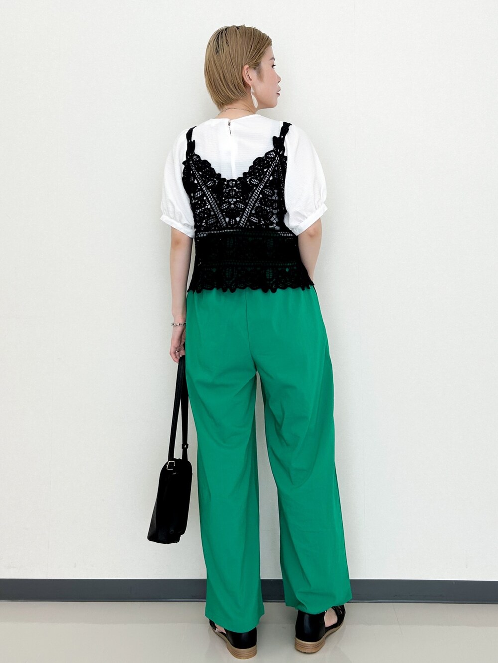 ブラック系のシャツ/ブラウス、グリーン系のその他パンツ、ブラック系のショルダーバッグを着用したレディースの春コーディネートの3枚目の写真