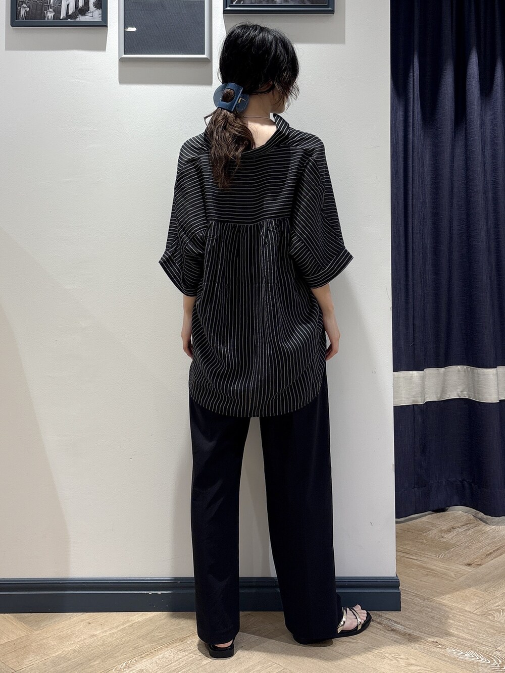 ブラック系のシャツ/ブラウス、ブラック系のその他パンツ、シルバー系のネックレスを着用したレディースの夏コーディネートの3枚目の写真
