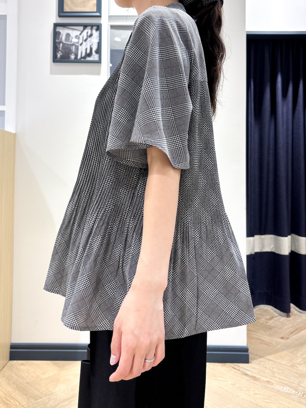 ブラック系のシャツ/ブラウス、ブラック系のその他パンツ、ブラック系のトートバッグを着用したレディースの夏コーディネートの5枚目の写真
