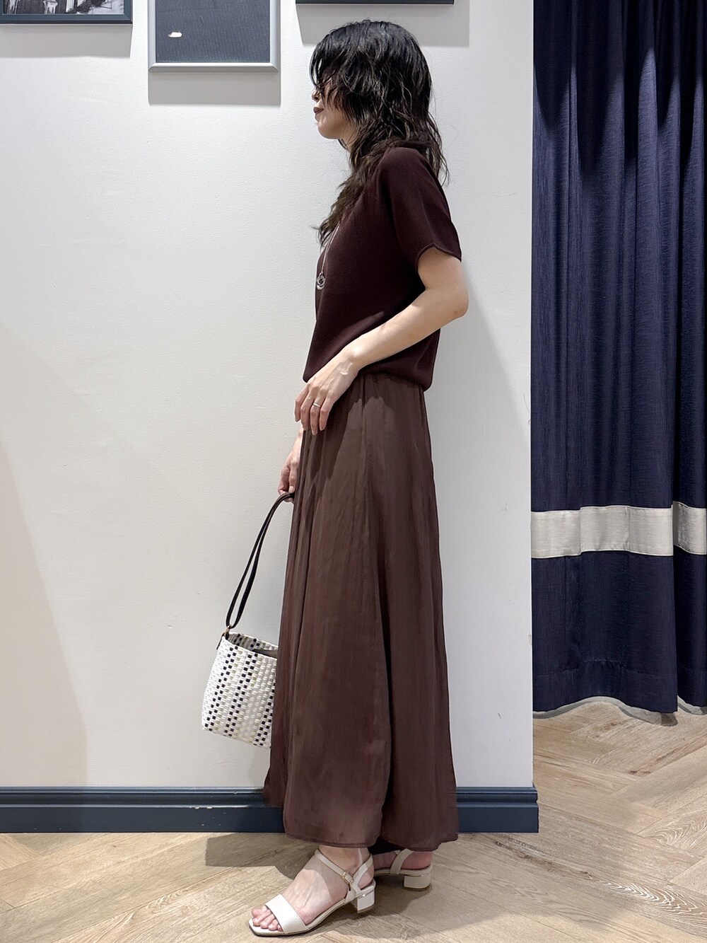 ブラウン系のニット/セーター、ブラウン系のその他パンツ、ブラウン系のショルダーバッグを着用したレディースの春コーディネートの2枚目の写真