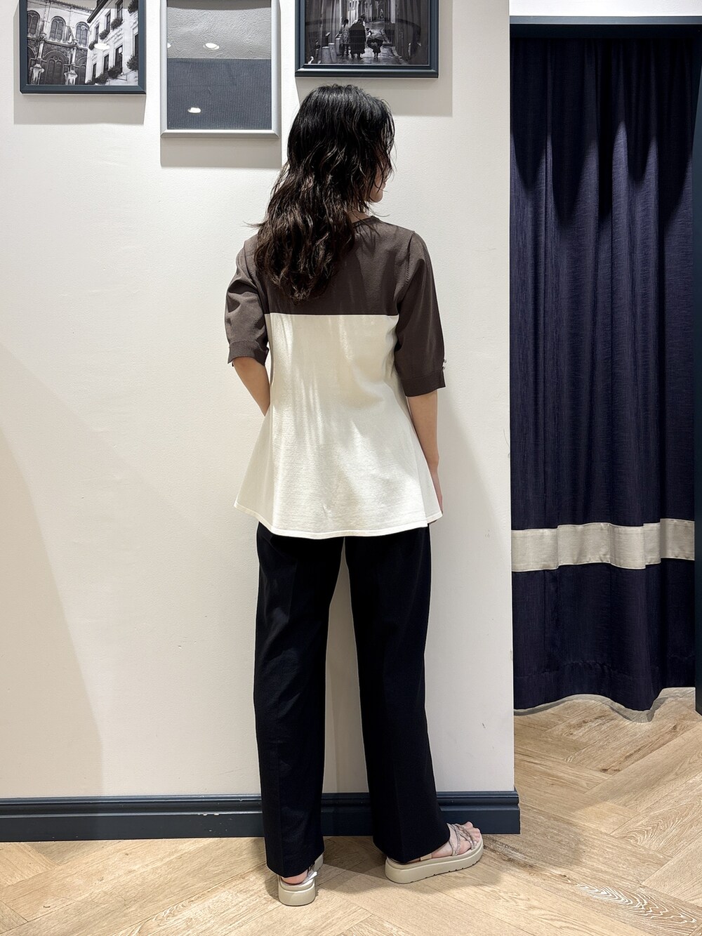 ベージュ系のニット/セーター、ブラック系のその他パンツ、ゴールド系のネックレスを着用したレディースの夏コーディネートの3枚目の写真