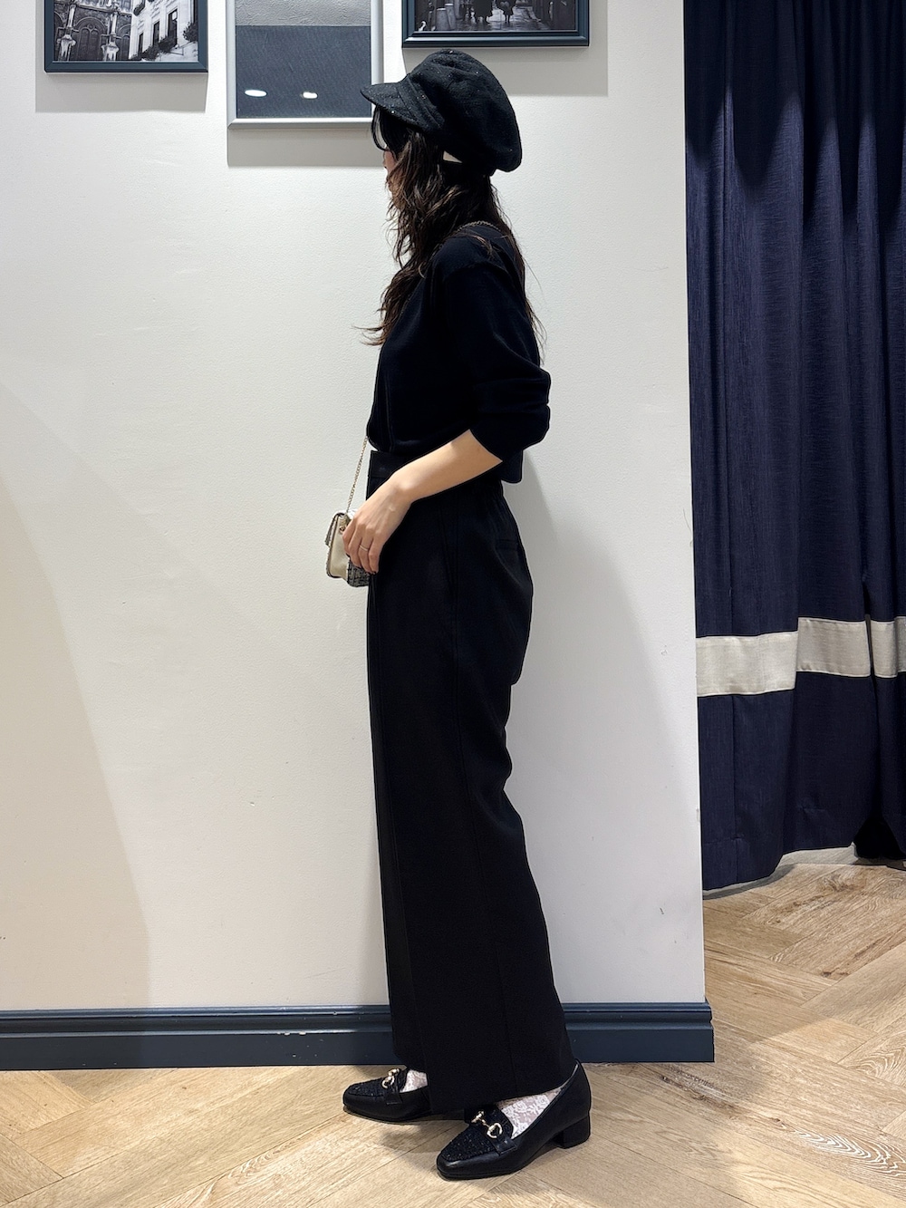 ブラック系のカーディガン/ボレロ、ブラック系のその他パンツ、ベージュ系のショルダーバッグを着用したレディースの秋コーディネートの2枚目の写真
