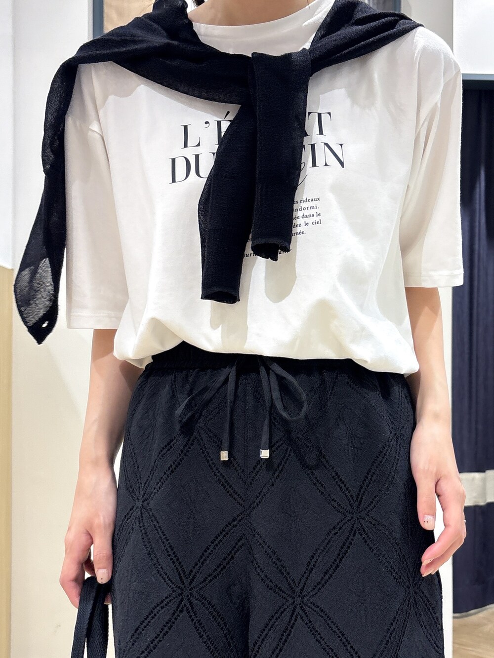 ブラック系のカーディガン/ボレロ、ホワイト系のTシャツ/カットソー、ブラック系のその他パンツを着用したレディースの春コーディネートの4枚目の写真