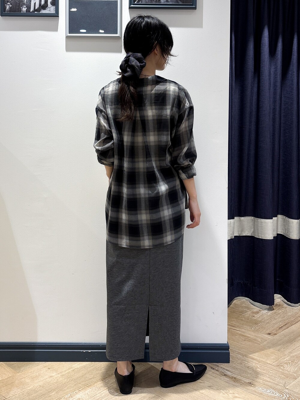 ホワイト系のTシャツ/カットソー、シルバー系のネックレスを着用したレディースの夏コーディネートの3枚目の写真