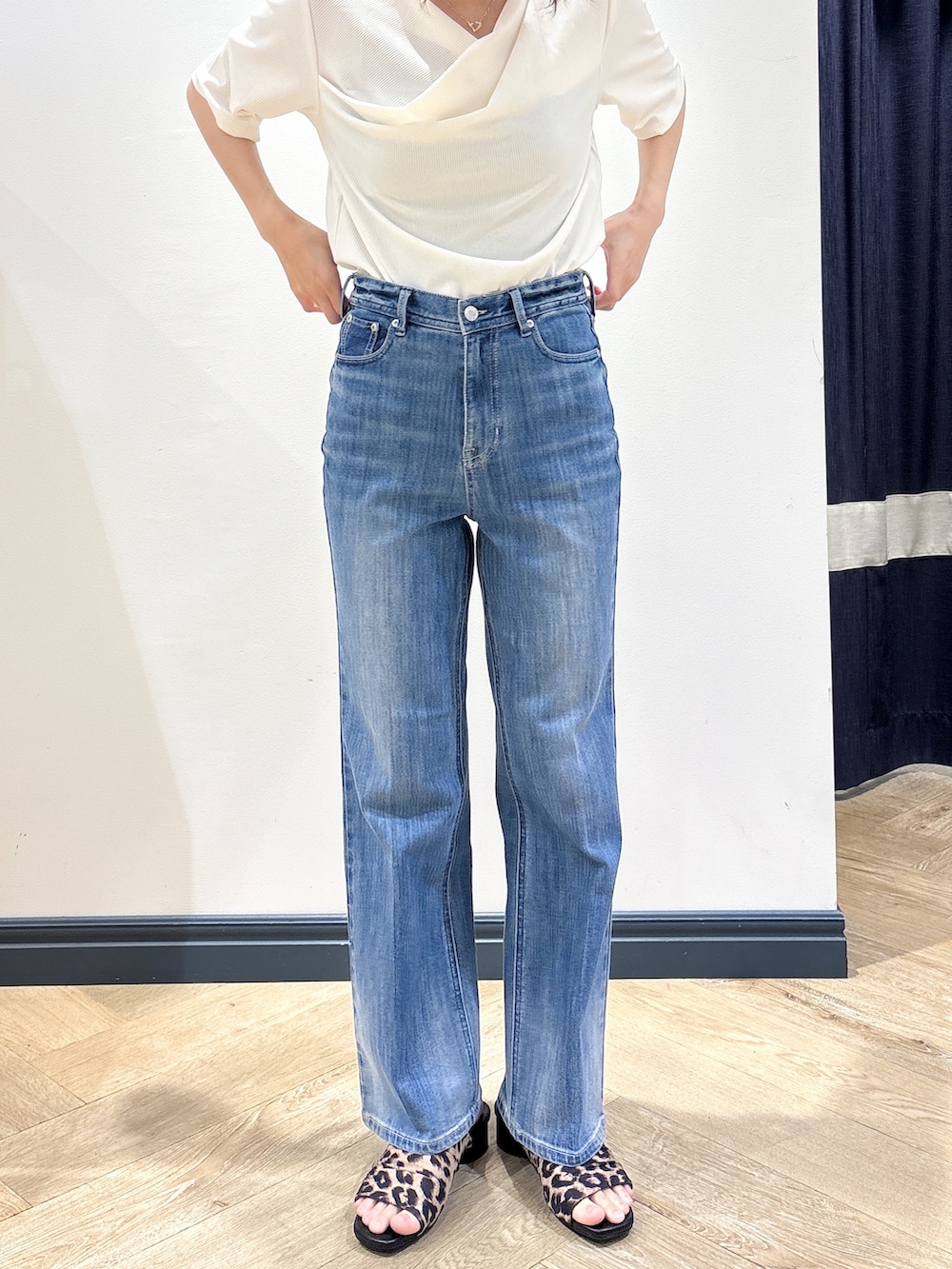 ホワイト系のTシャツ/カットソー、ブルー系のデニムパンツ、ゴールド系のネックレスを着用したレディースの夏コーディネートの7枚目の写真
