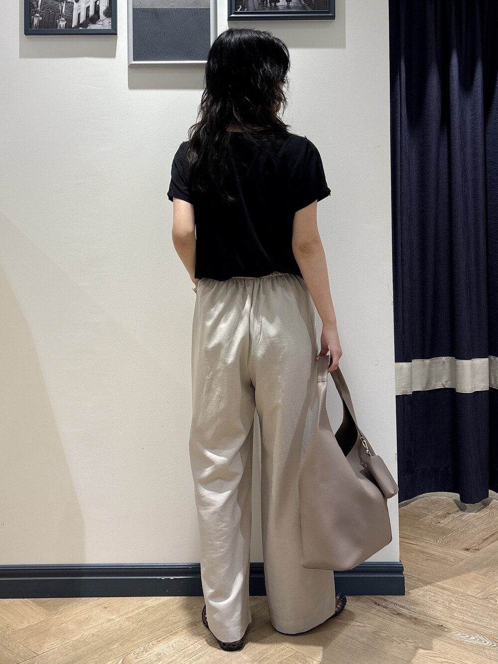 ブラック系のTシャツ/カットソー、ベージュ系のその他パンツ、ブラウン系のトートバッグを着用したレディースの夏コーディネートの3枚目の写真