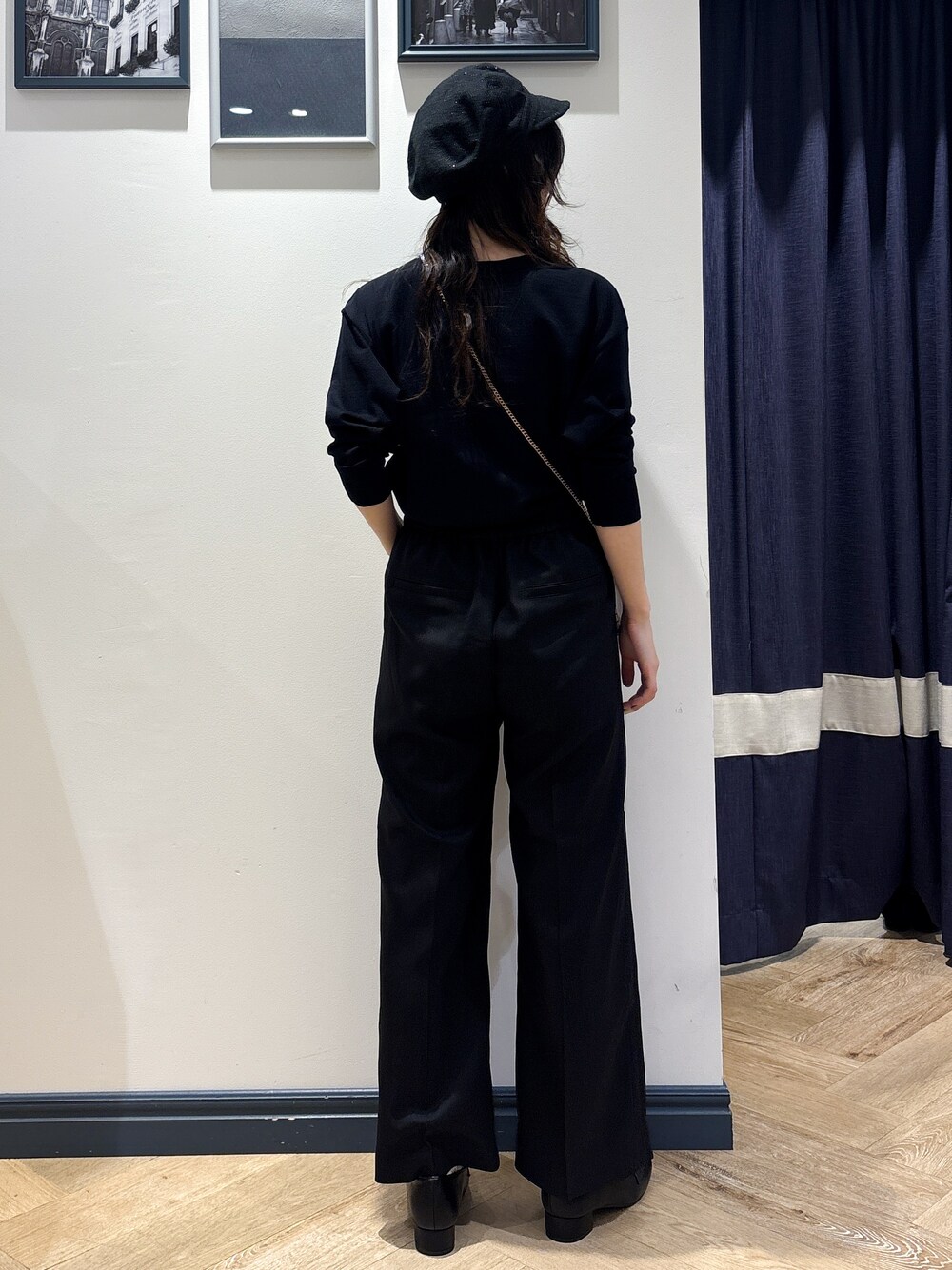ブラック系のカーディガン/ボレロ、ブラック系のその他パンツ、ベージュ系のショルダーバッグを着用したレディースの秋コーディネートの3枚目の写真