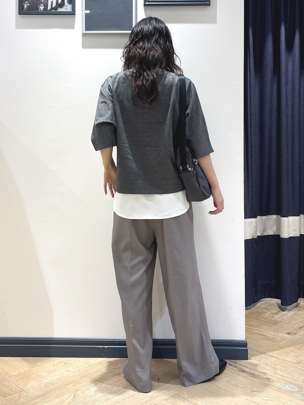 グレー系のその他パンツ、グレー系のショルダーバッグ、シルバー系のネックレスを着用したレディースの夏コーディネートの3枚目の写真