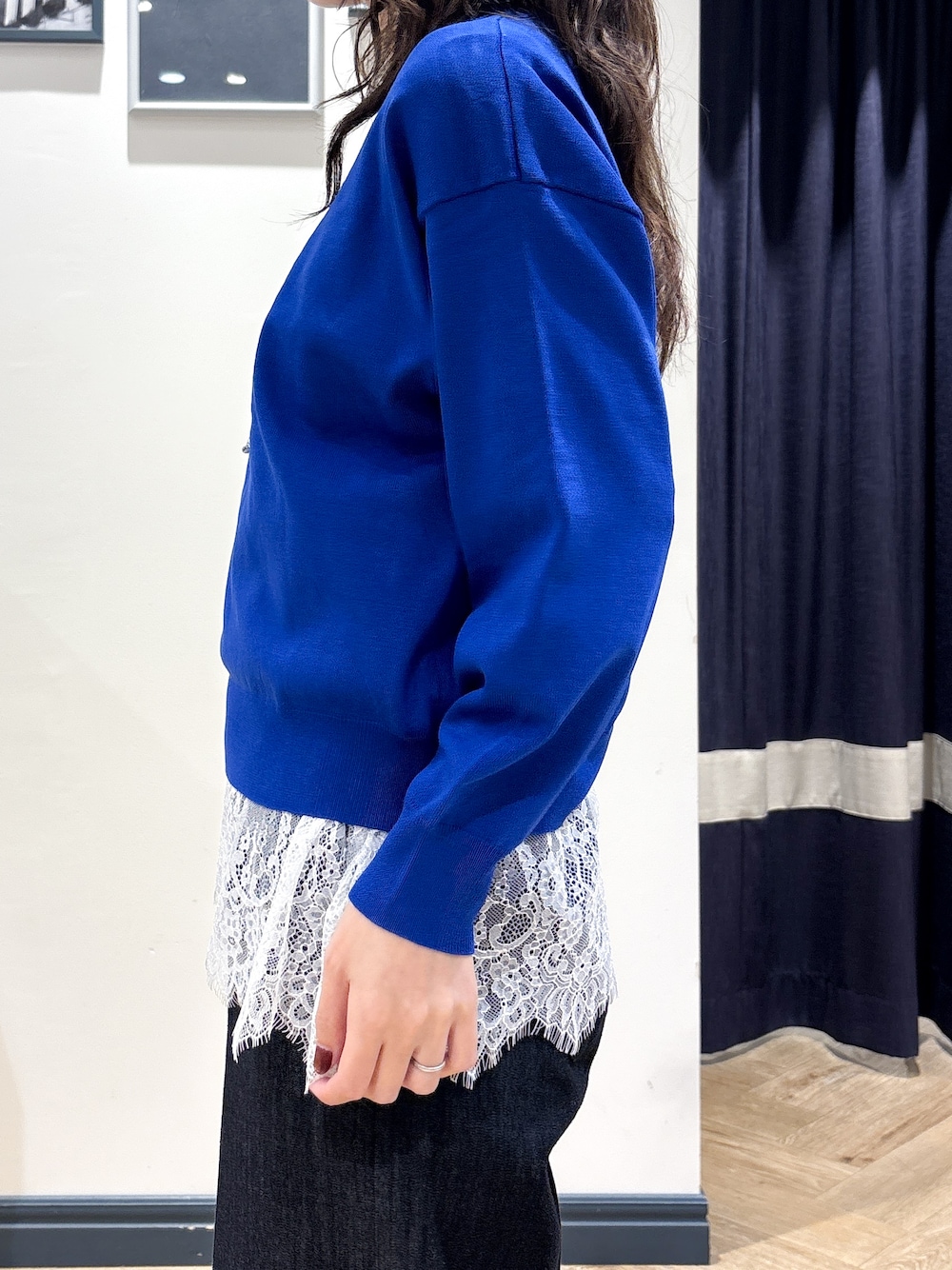 ブルー系のカーディガン/ボレロ、グレー系のTシャツ/カットソー、ブラック系のデニムパンツを着用したレディースの秋コーディネートの6枚目の写真