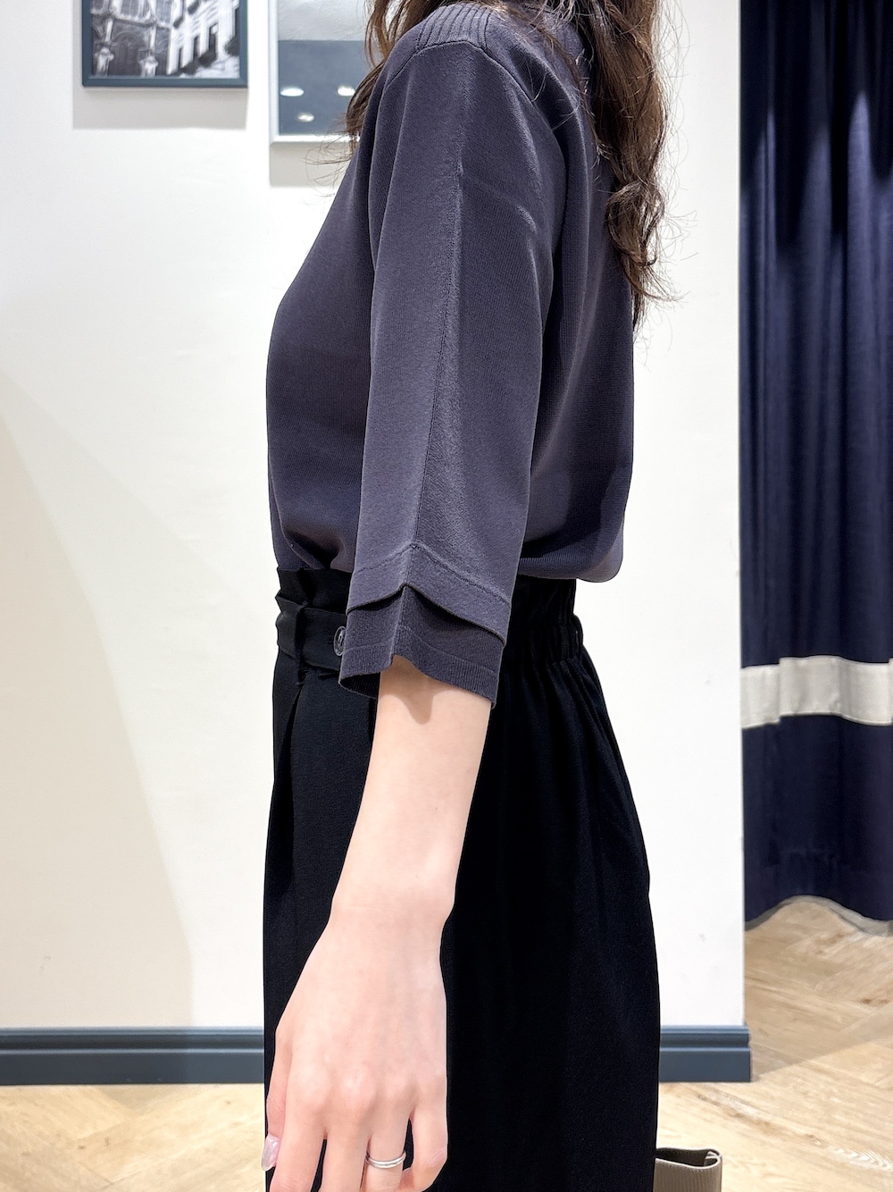 グレー系のニット/セーター、ブラック系のその他パンツ、ブラック系のトートバッグを着用したレディースの秋コーディネートの5枚目の写真