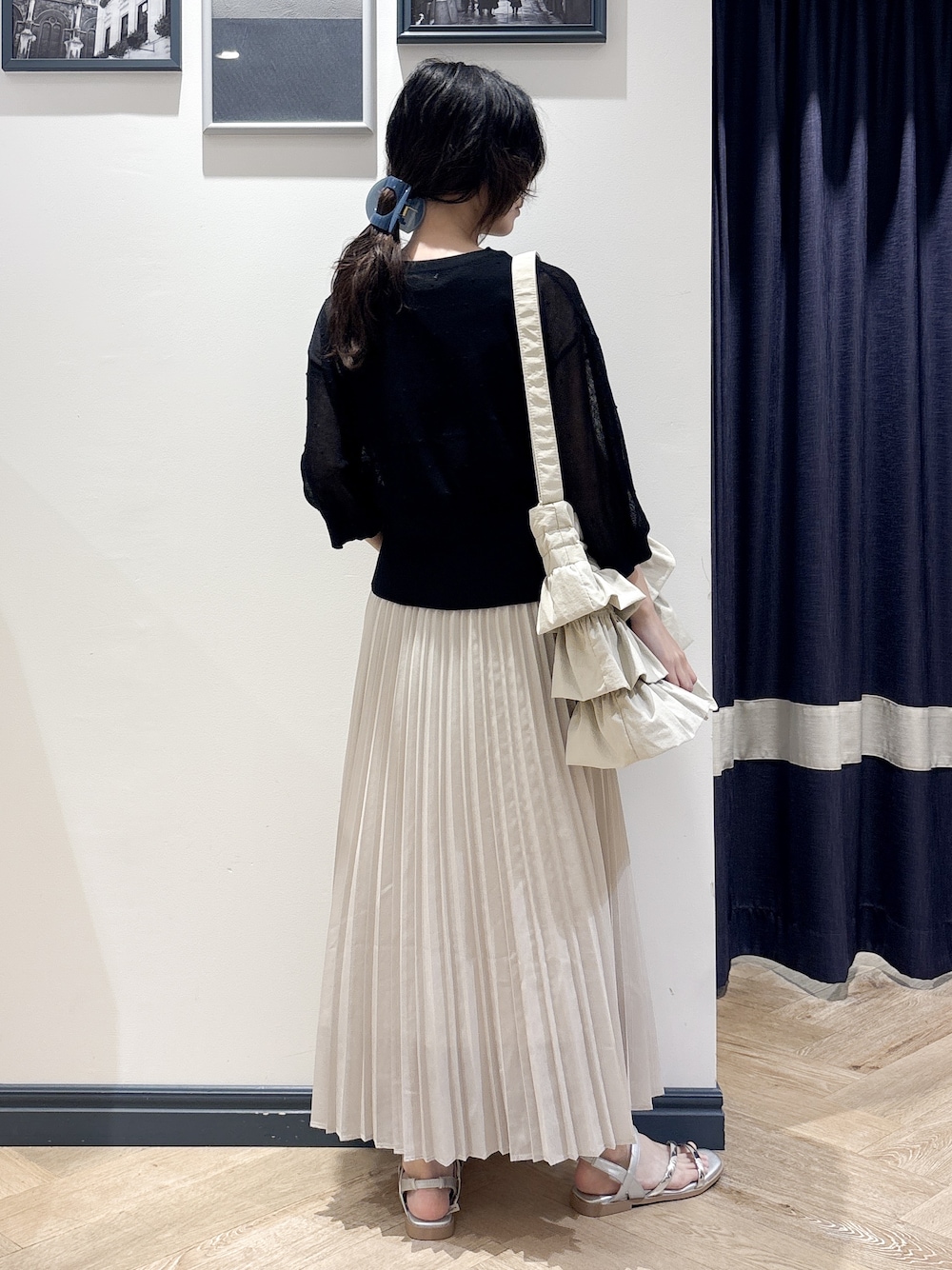 ブラック系のタンクトップ、ベージュ系のスカート、ベージュ系のショルダーバッグを着用したレディースの夏コーディネートの3枚目の写真