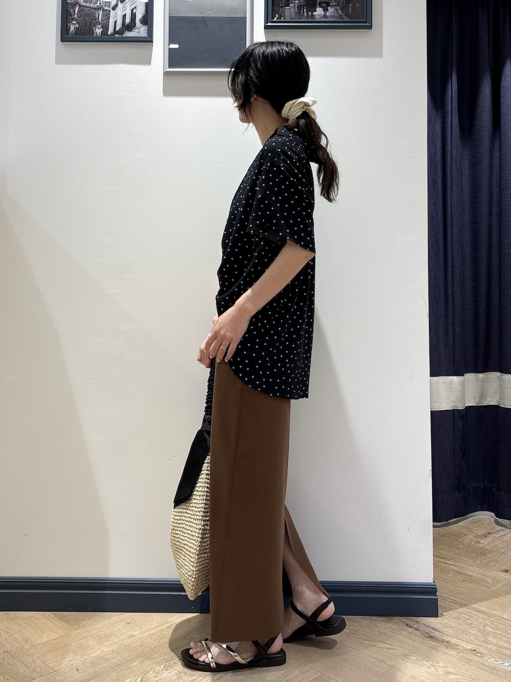 ブラック系のシャツ/ブラウス、ブラウン系のスカート、ブラック系のショルダーバッグを着用したレディースの夏コーディネートの2枚目の写真