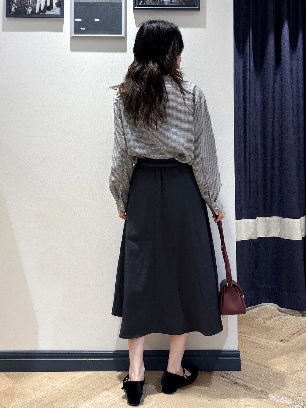 ブラック系のシャツ/ブラウス、レッド系のショルダーバッグ、シルバー系のネックレスを着用したレディースの秋コーディネートの3枚目の写真